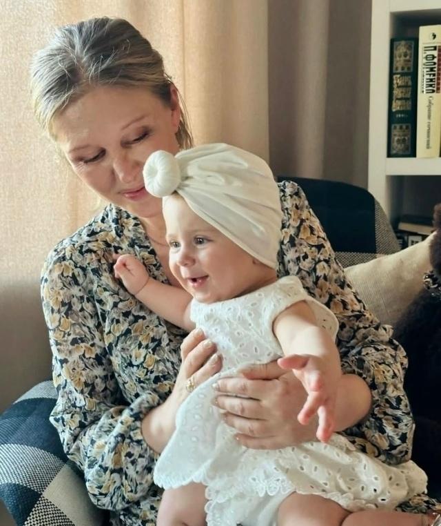 Лиза Арзамасова разместила в социальных сетях несколько снимков с семьёй. На фотографиях можно увидеть актрису, её маму Юлию, а также детей — Льва и Лию.