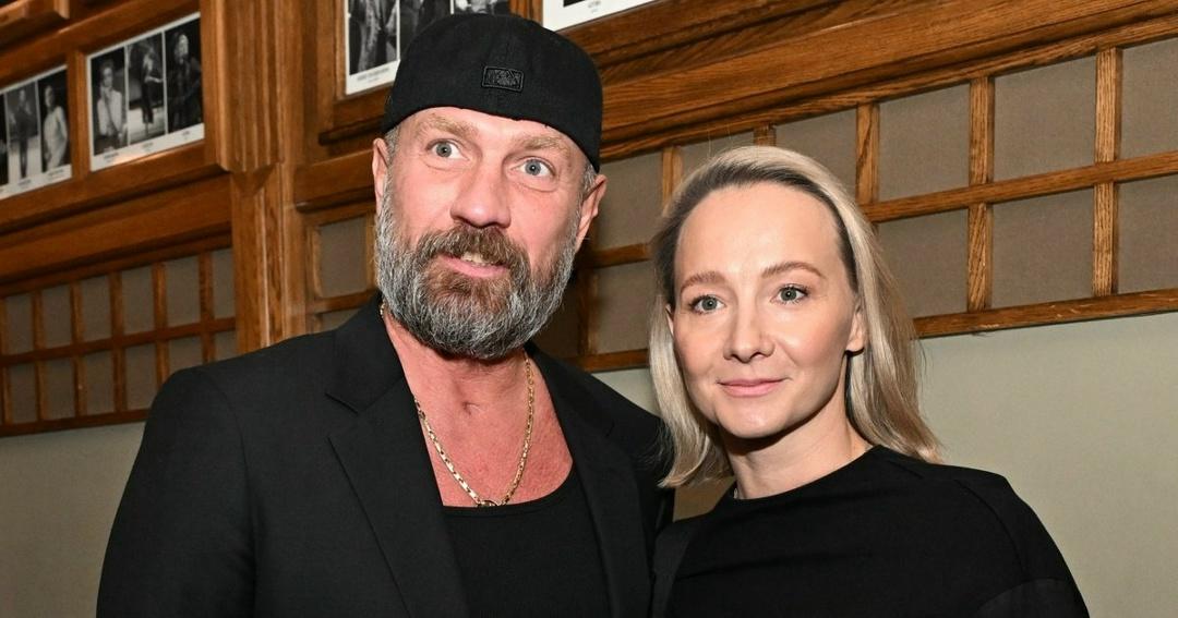 Оксана Домнина трогательно поздравила Романа Костомарова с годовщиной.