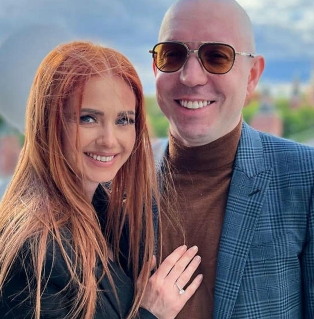 «Он мыслит категориями — бриллианты, понты и крутые тачки» — 41-летняя Лена Катина рассказала о муже-миллионере.