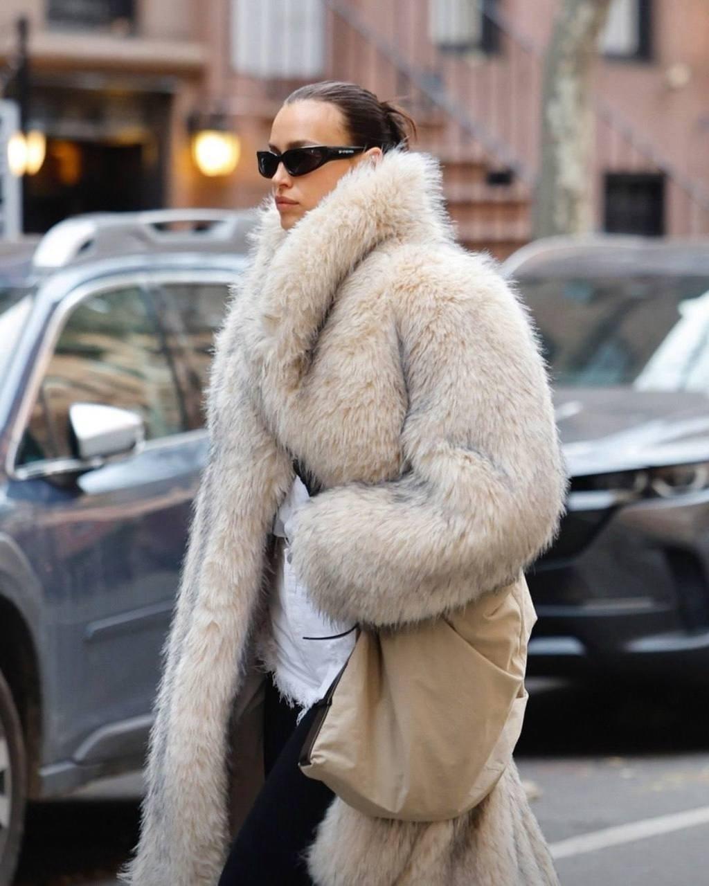 На свежих фотографиях папарацци появилась Ирина Шейк ❄️