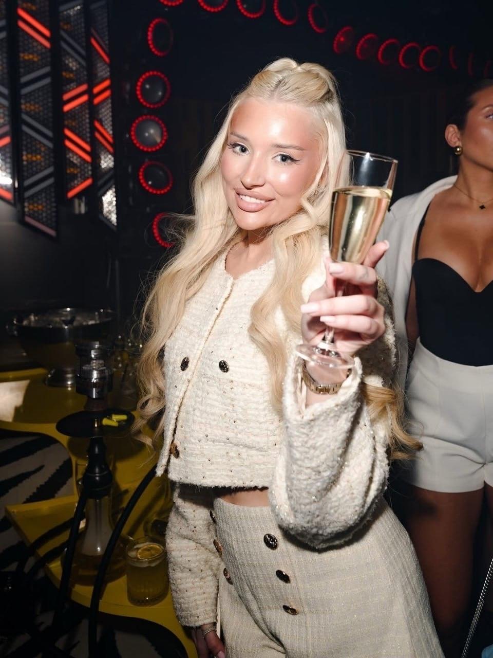 Похоже, у Тимати начался новый роман — после того как Валентина Иванова подарила ему третьего ребенка, рэпера заметили в компании молодой блондинки, напоминающей Алену Шишкову.