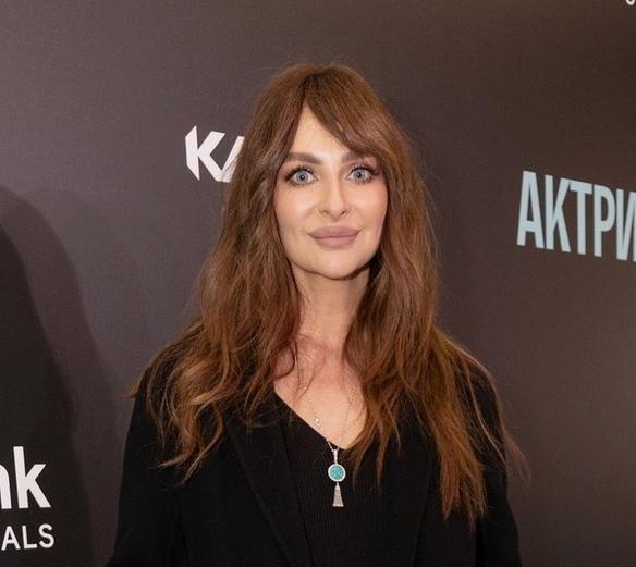 Екатерина Варнава решилась на заметные перемены во внешности и рассталась с длинными волосами. Артистка предстала перед поклонниками в новом образе — с короткой стрижкой.