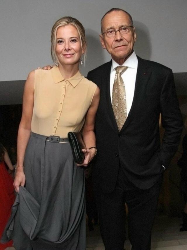 Андрей Кончаловский, режиссер в возрасте 88 лет, вместе с актрисой Юлией Высоцкой стали счастливыми родителями девочки, которую они усыновили 😇.