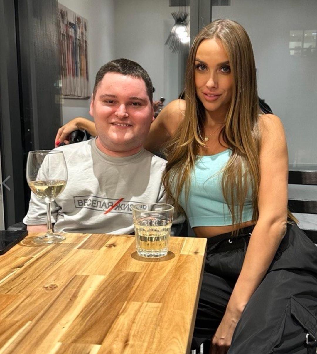 Этого молодого парня зовут Антон и ты наверняка с ним знаком!