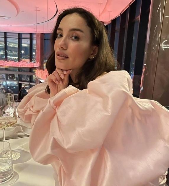 Виктория Дайнеко с радостью сообщила о покупке нового жилья в престижном поселке Подмосковья. В отличие от многих знаменитостей, она остановила выбор на удобном одноэтажном доме, а не на многоуровневом особняке.