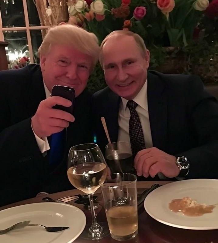 Дональд Трамп показал журналистам интерьеры своей резиденции, где на стенах развешаны многочисленные фотографии с ним.