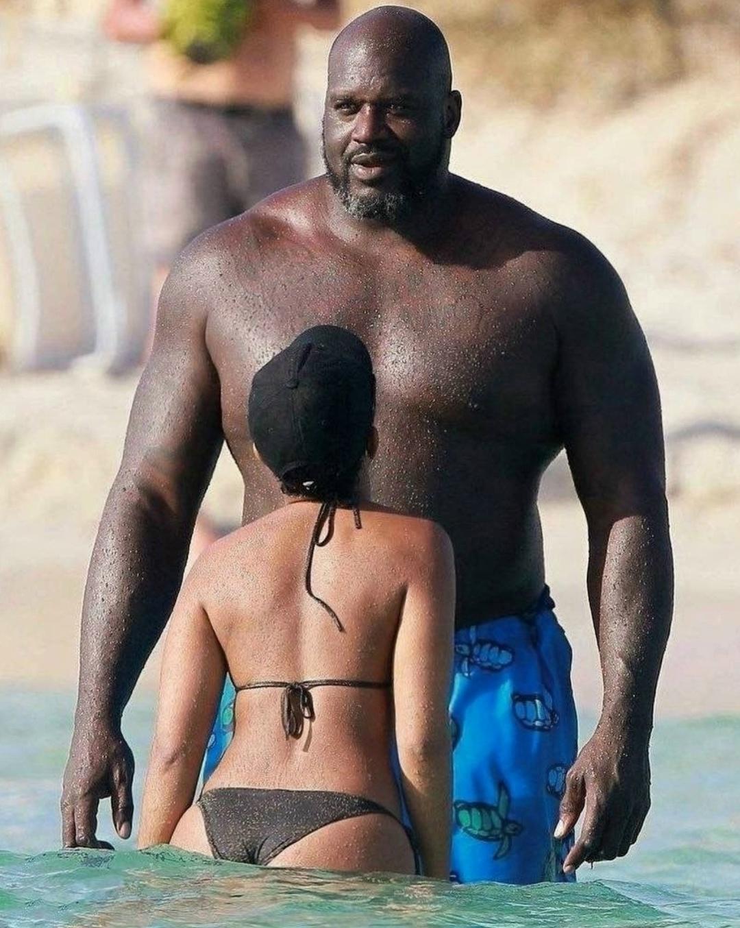 В интернете становятся вирусными фотографии 52-летнего Шакила О’Нила, сделанные во время его отпуска в Испании вместе с 21-летней девушкой.