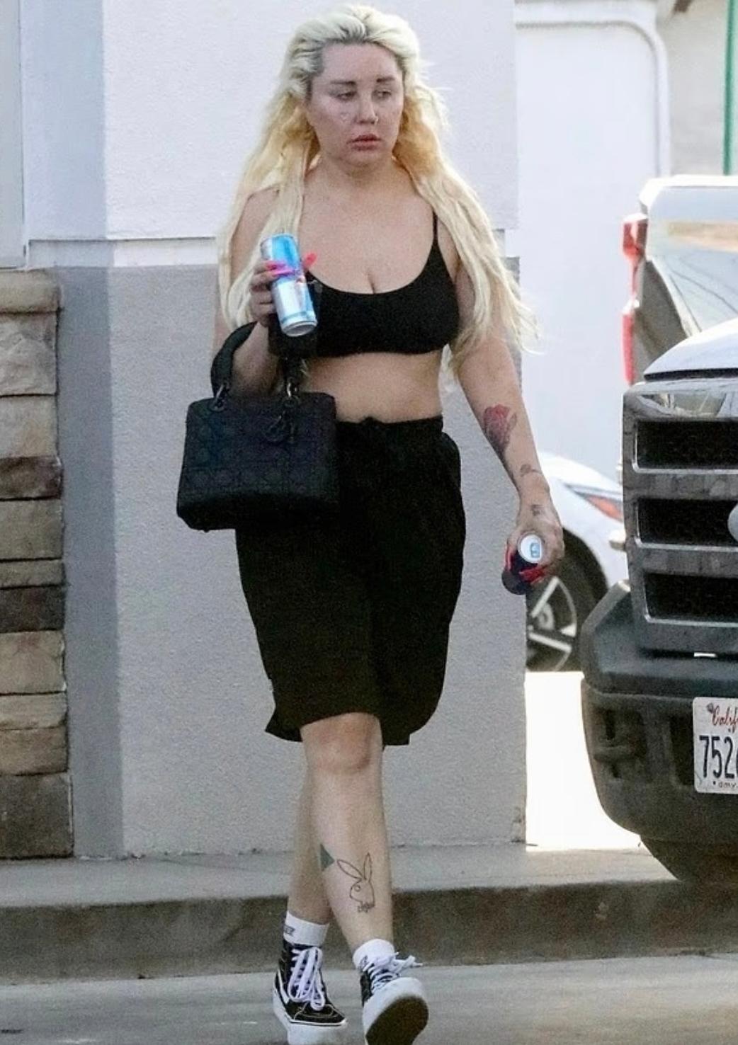 ⚡ Аманда Байнс вновь оказалась в центре внимания, появившись в Лос-Анджелесе после долгого перерыва. Её заметно похудевшая фигура быстро стала темой для обсуждений в СМИ.