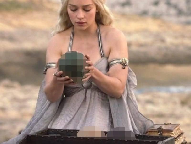 «Игра престолов» в России подверглась жёсткой цензуре из‑за законов о традиционных ценностях: на стримингах вырезают до 15 % хронометража, в том числе ключевые сцены.