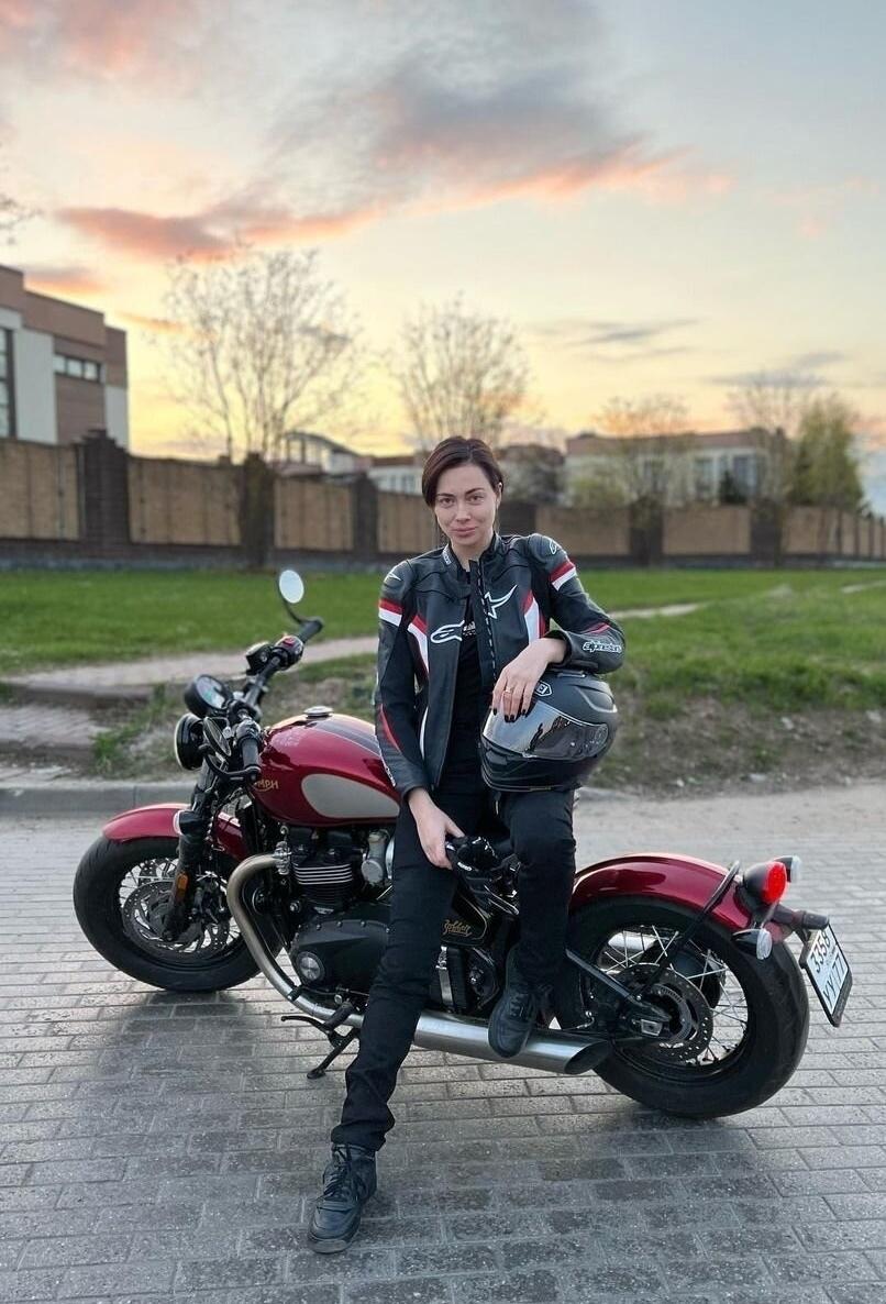 Настасья Самбурская по-настоящему увлечена скоростью. Ей очень идёт мотоэкипировка.