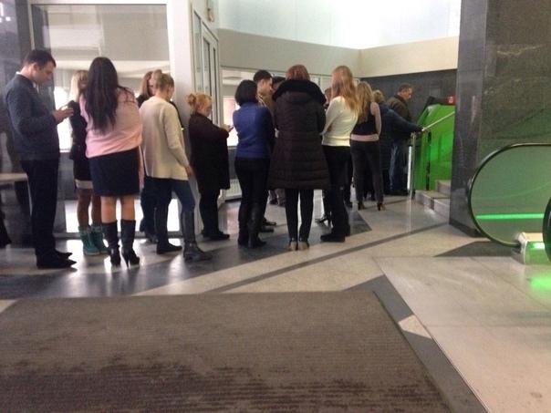 До конца месяца действует специальное предложение: россиянам, которые задолжали банкам и МФО, помогают обнулить долги.