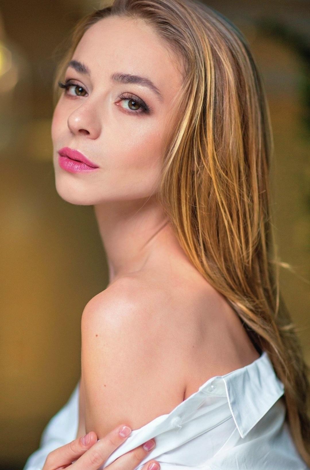 Популярность 36-летней актрисы Рины Гришиной когда-то была сравнима с популярностью Саши Петрова ⚡