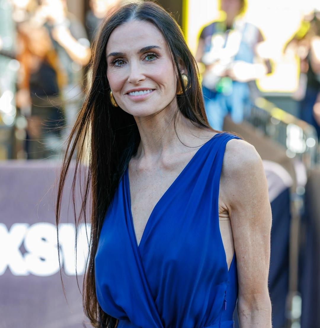 Появление Деми Мур на кинопремьере вызвало активные обсуждения в социальных сетях: поклонники заговорили о "новой звезде" на "Оземпике".