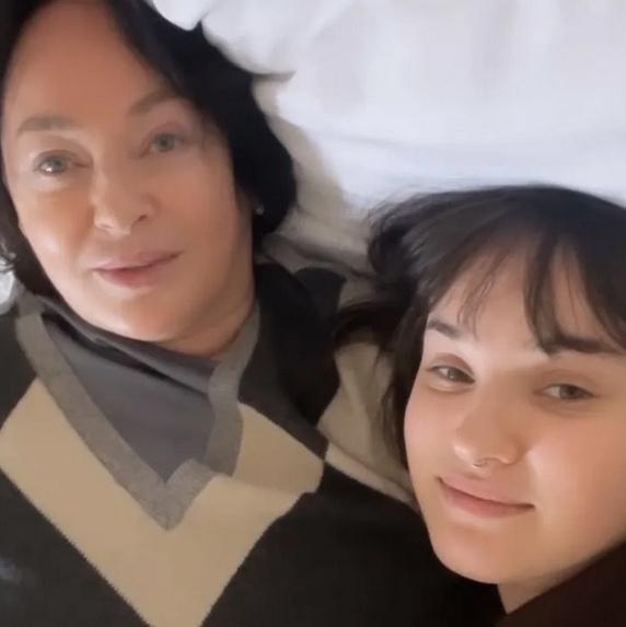 «Моя дорогая! Я всегда с тобой», — написала Лариса Гузеева, поздравляя дочь с 26-летием. 66-летняя заслуженная артистка России с теплом обратилась к дочери и заверила её в своей постоянной поддержке.