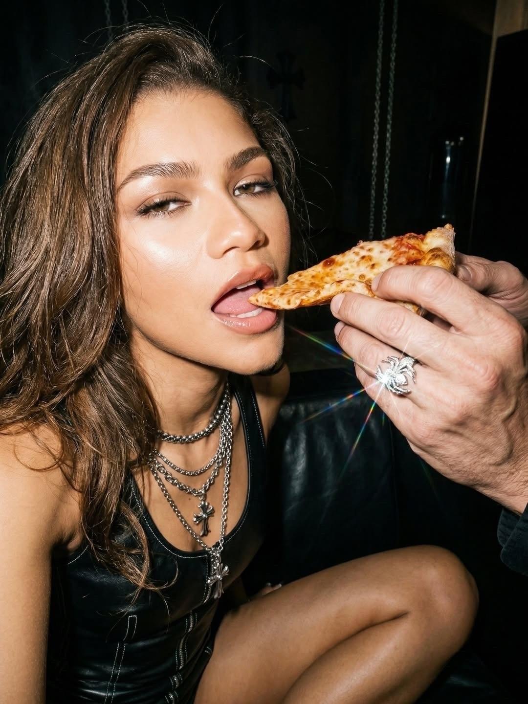 Зендея о Томе Холланде: «Рядом с ним мне всегда спокойно». Актриса призналась, что поняла серьезность своих чувств, когда осознала — она скучает и переживает без Тома сильнее, чем волнуется на свиданиях с ним.