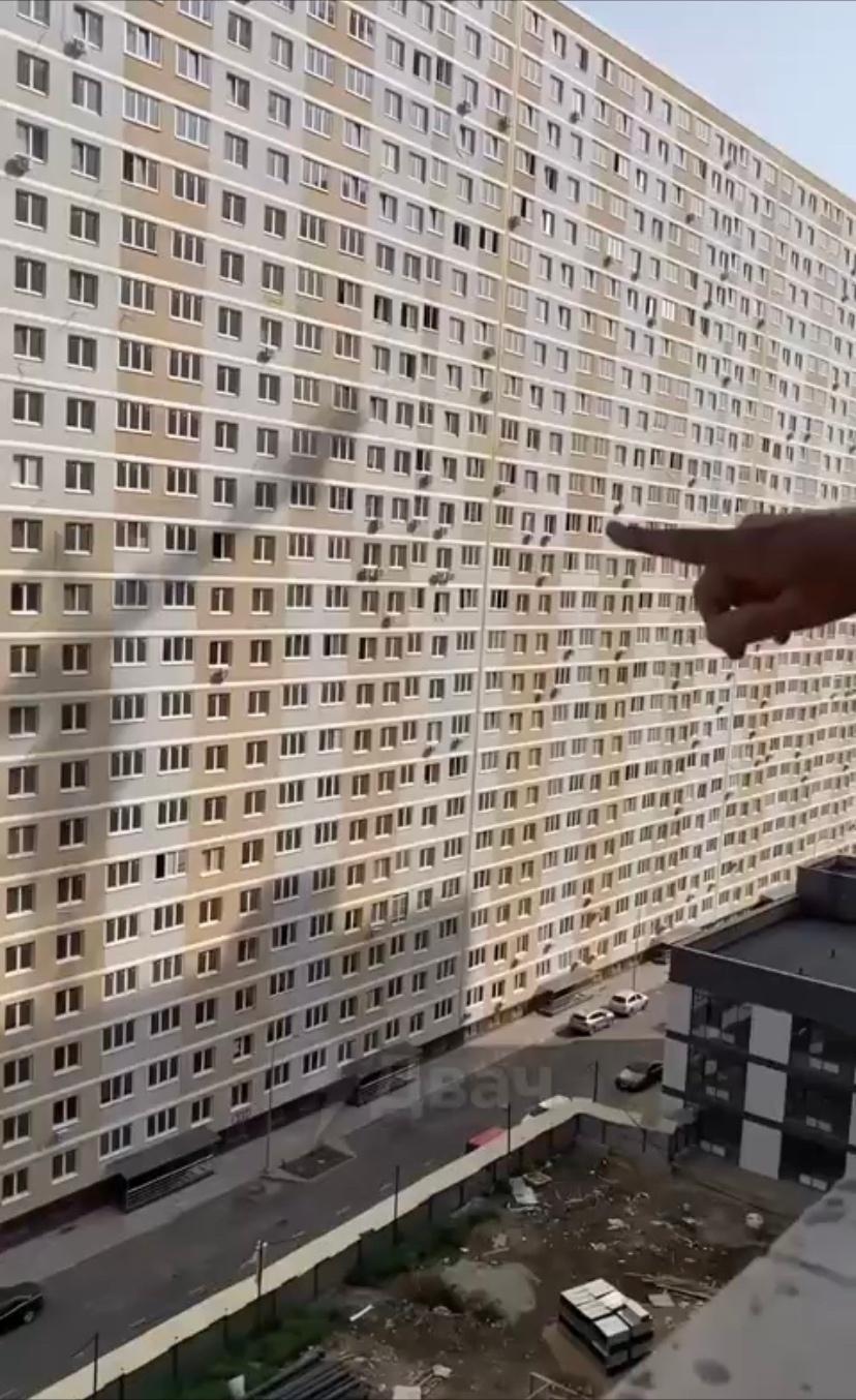 Жительница Краснодара опубликовала ролик, где показала пейзаж из своей квартиры. С одной стороны её окна открывается вид на крупный жилой комплекс, а с другой — на большое кладбище.