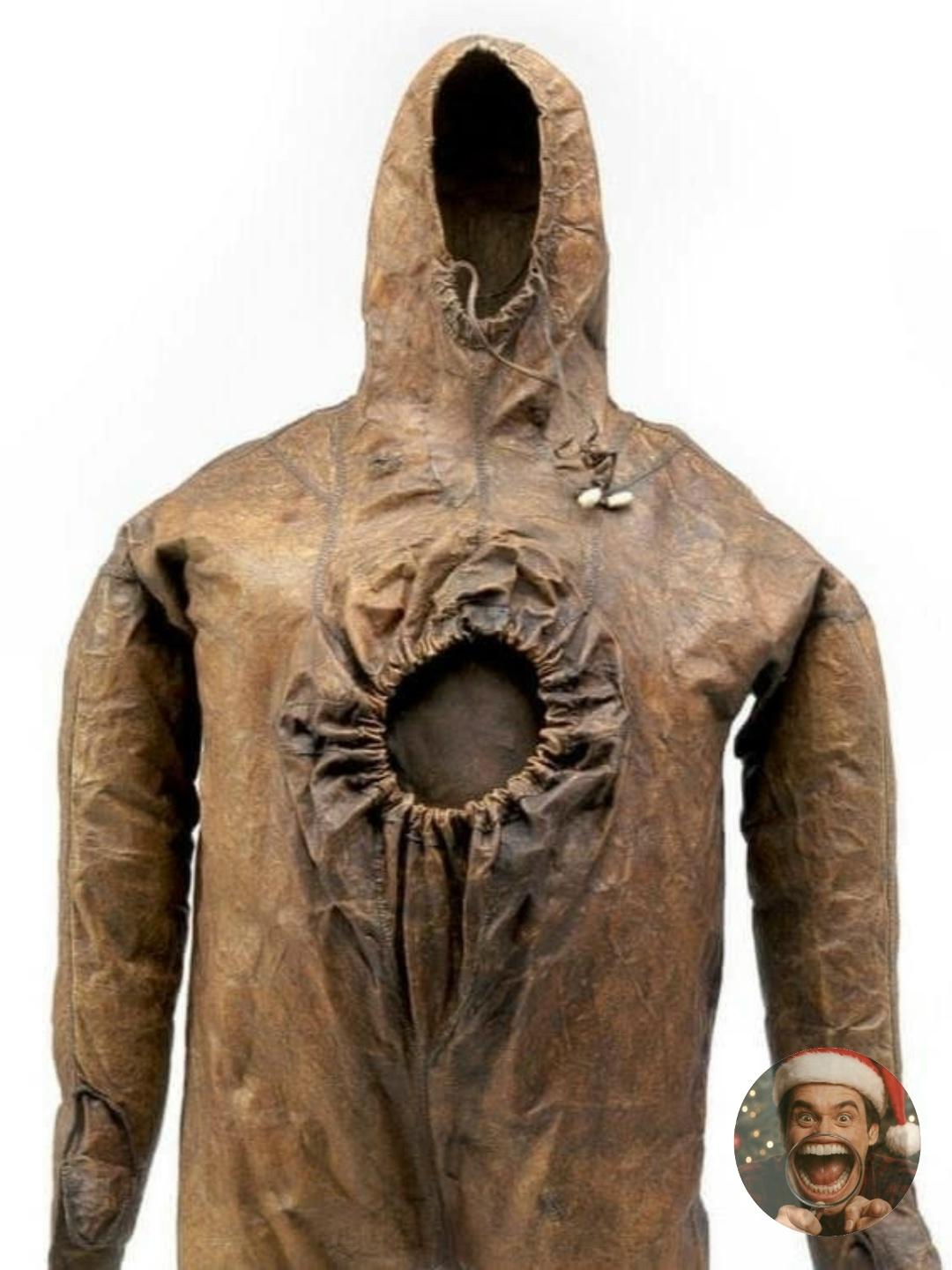 На первый взгляд — жутковатый коричневый кожаный комбинезон, будто реквизит из старого фильма ужасов. Но на самом деле это подлинный инуитский китобойный костюм XIX века из Гренландии, созданный ещё до 1834 года.