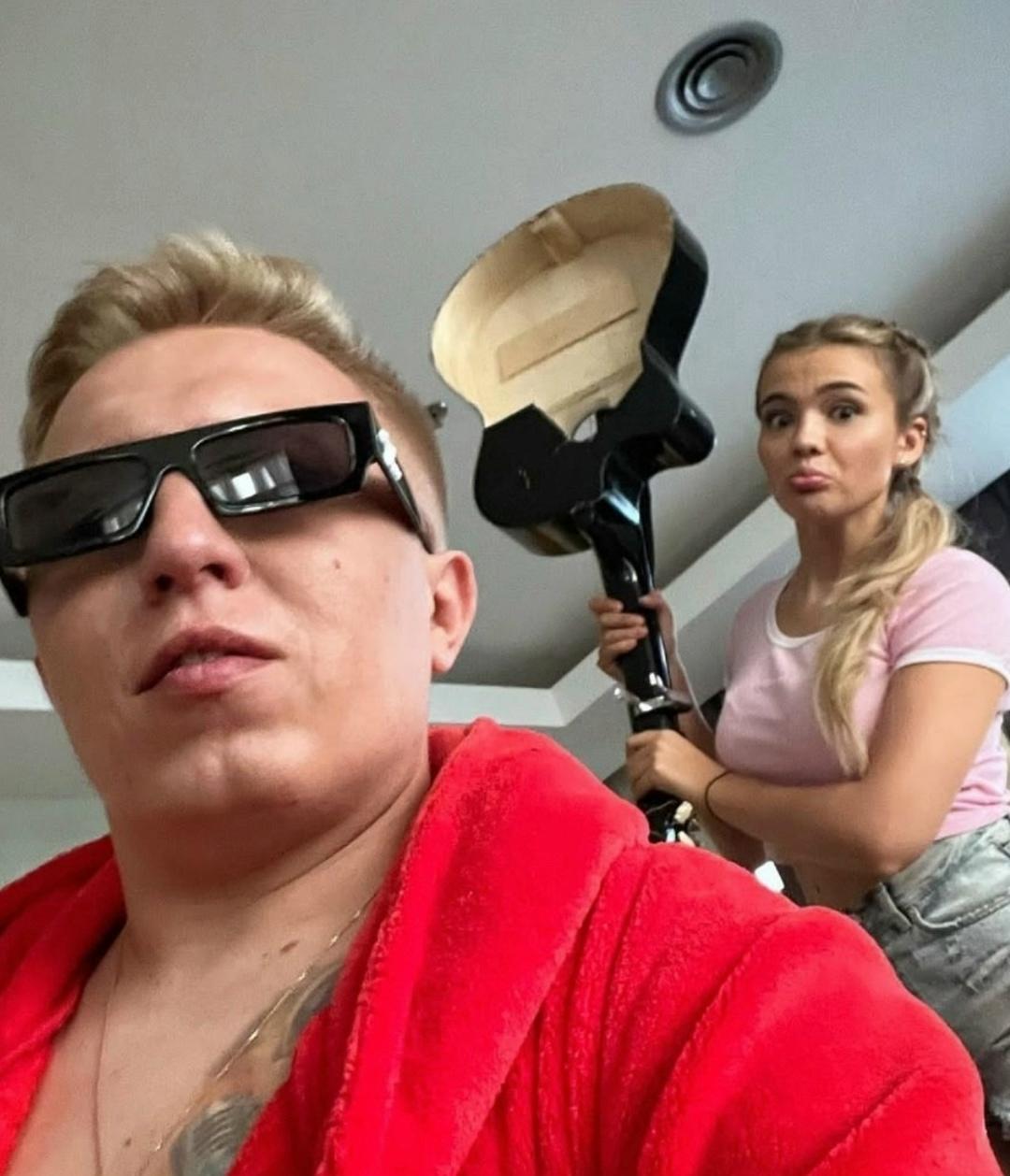 Мальчик с детства был настоящим поклонником творчества рэп-дуэта AK-47. Страсть к этой группе была настолько велика, что он решил назвать своих сыновей в честь своих кумиров — Витя и Максим.