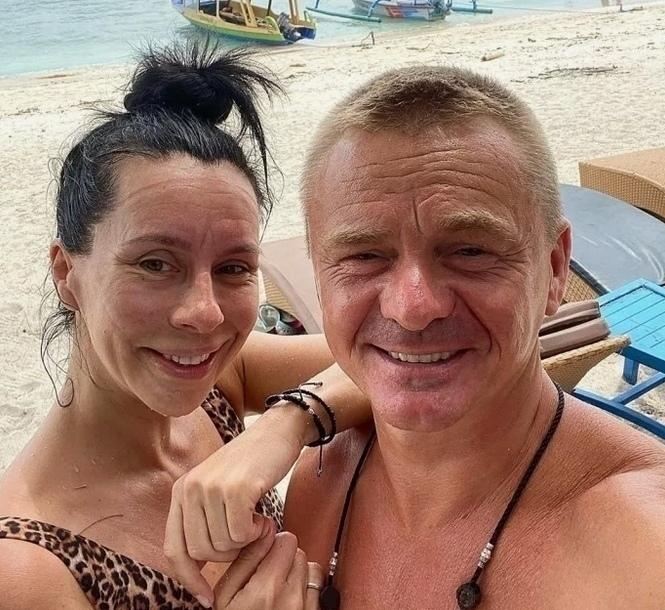 Супруга Владимира Сычева, известного по роли в сериале «Физрук», обвинила его в измене. Алеся Великанова, с которой актер прожил в браке 26 лет, выразила свое возмущение в социальных сетях.