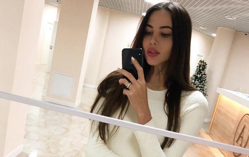 Анастасия Решетова поделилась кадрами новой фотосессии, и образ снова получился очень эффектным.