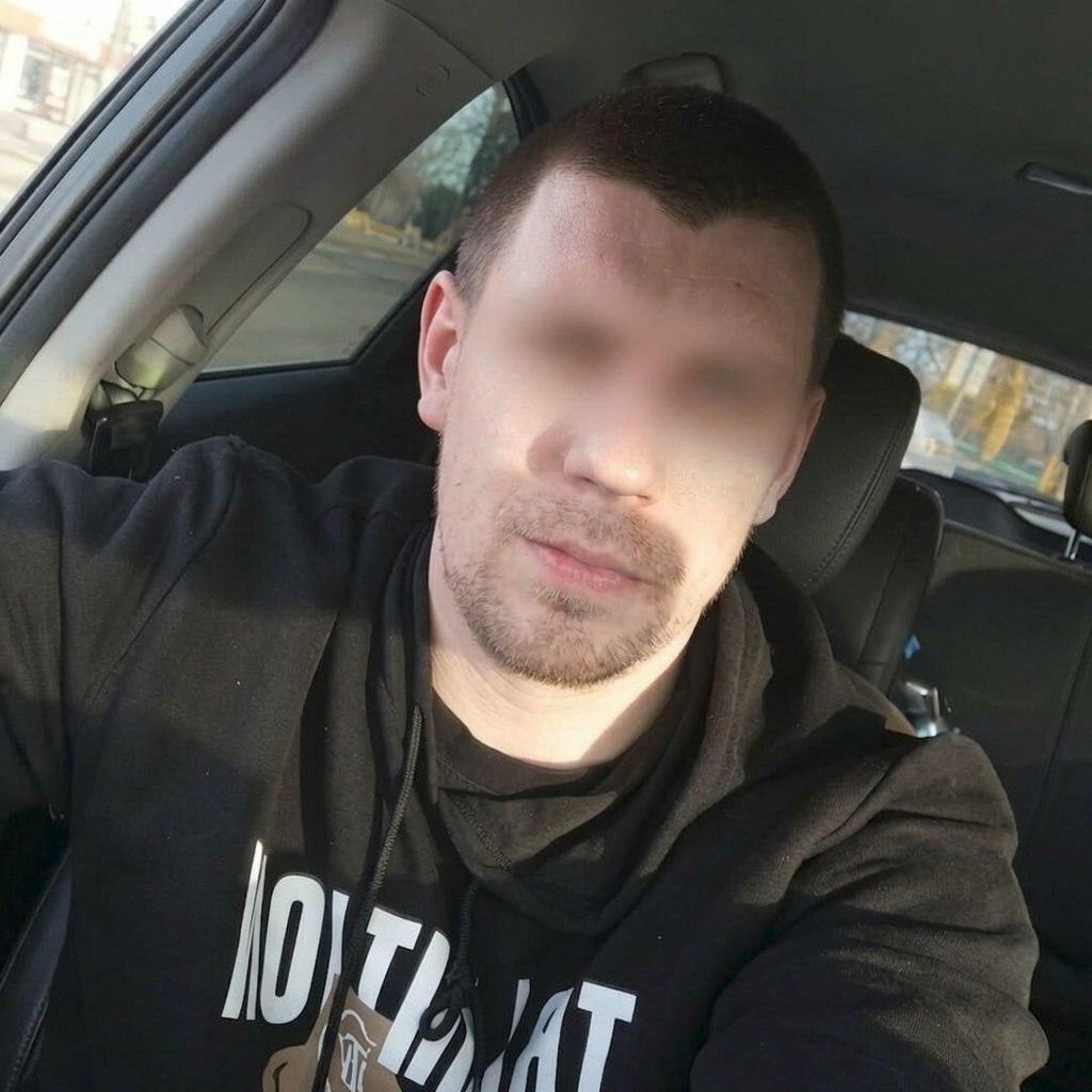 Мужик сутки пил пиво в дупле под Питером.