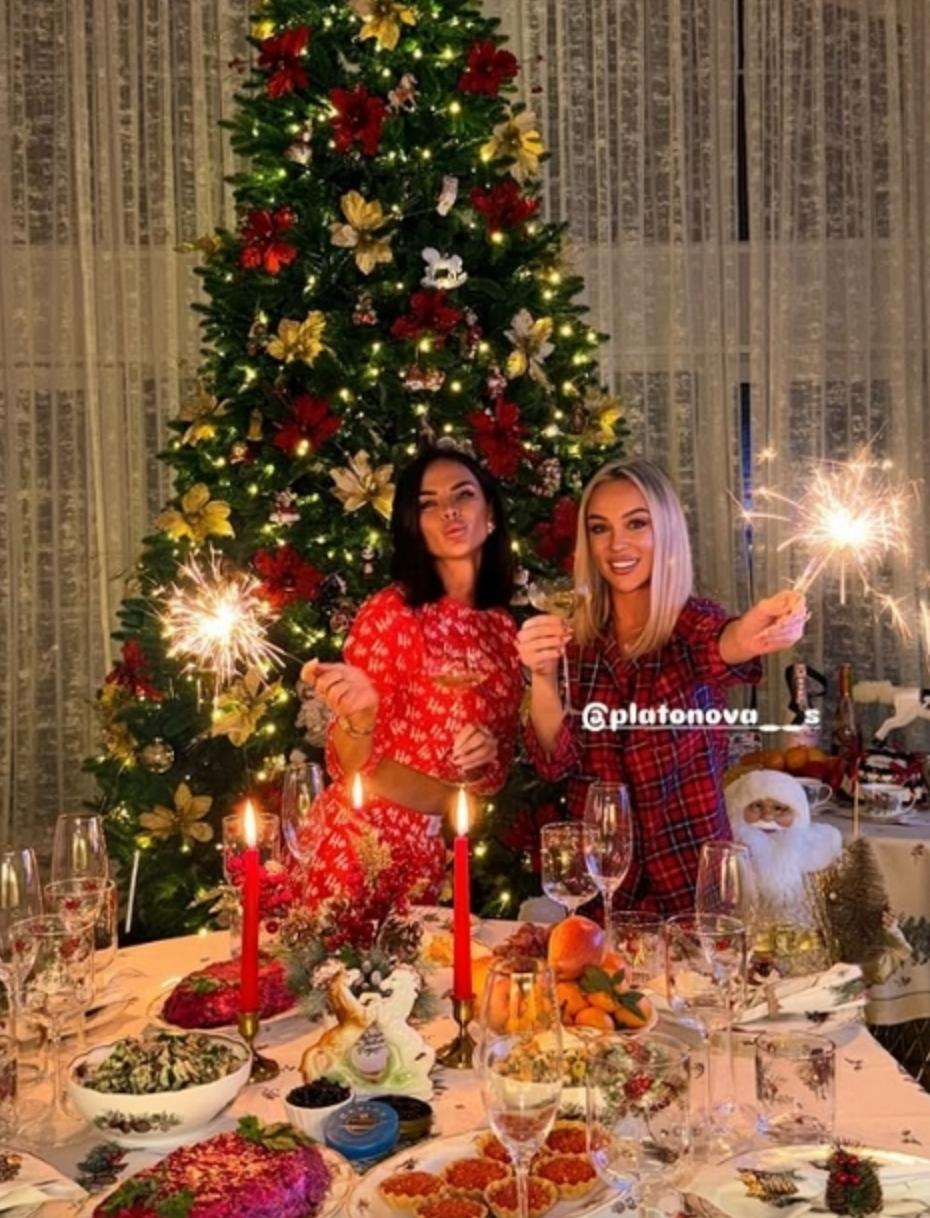 Звезда «ДОМа-2» Виктория Романев проводила 2025 год с подругой