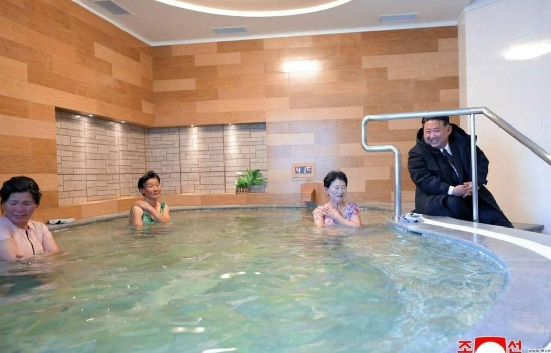 Слышь, отдыхай: Ким Чен Ын лично приехал на открытие курорта у горячих источников и понаблюдал за отдыхом простых граждан.