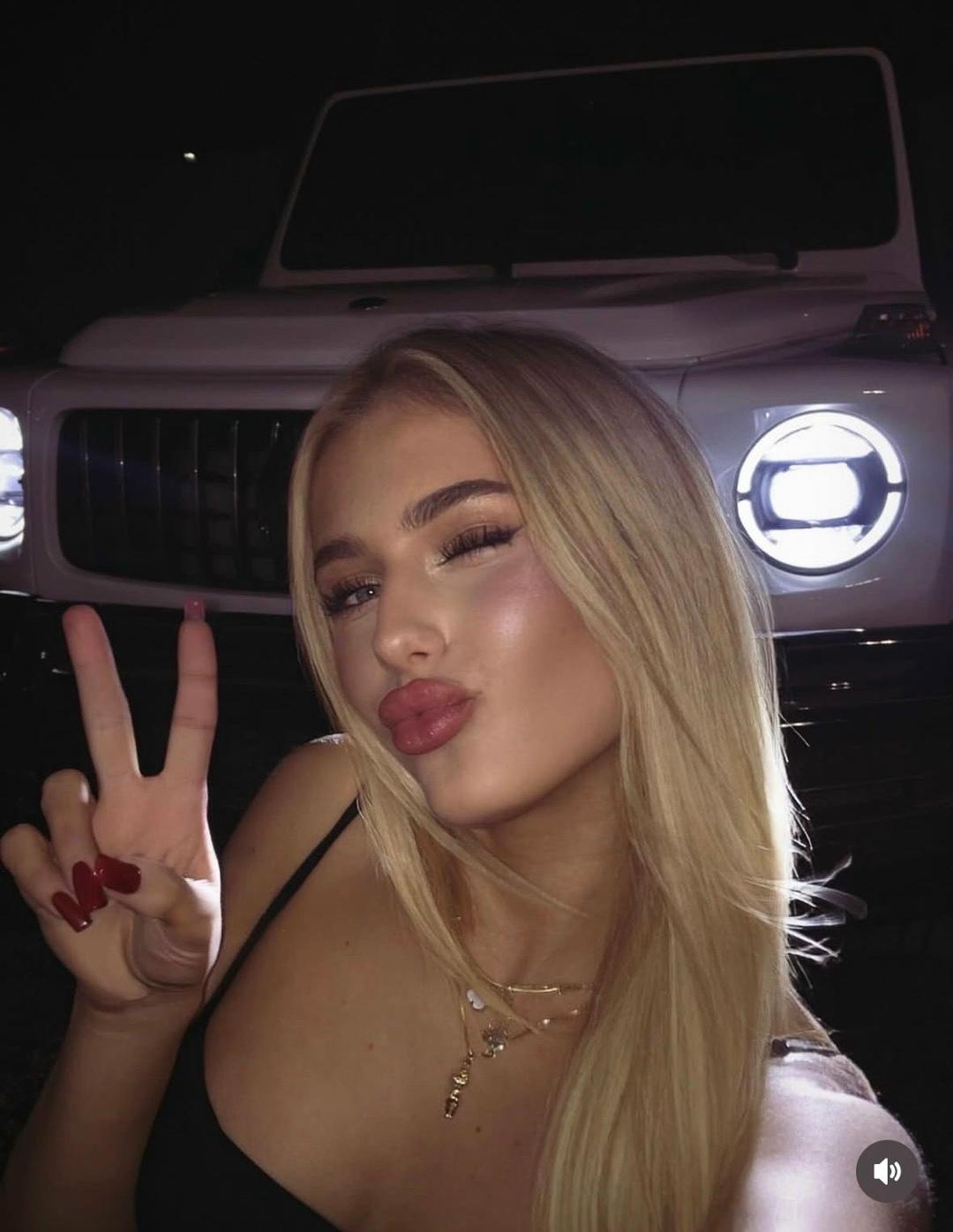 Арина Савастру проспала назначенную встречу с Полиной Ниоли, поэтому Полина передала проходку на мероприятие другой девушке.