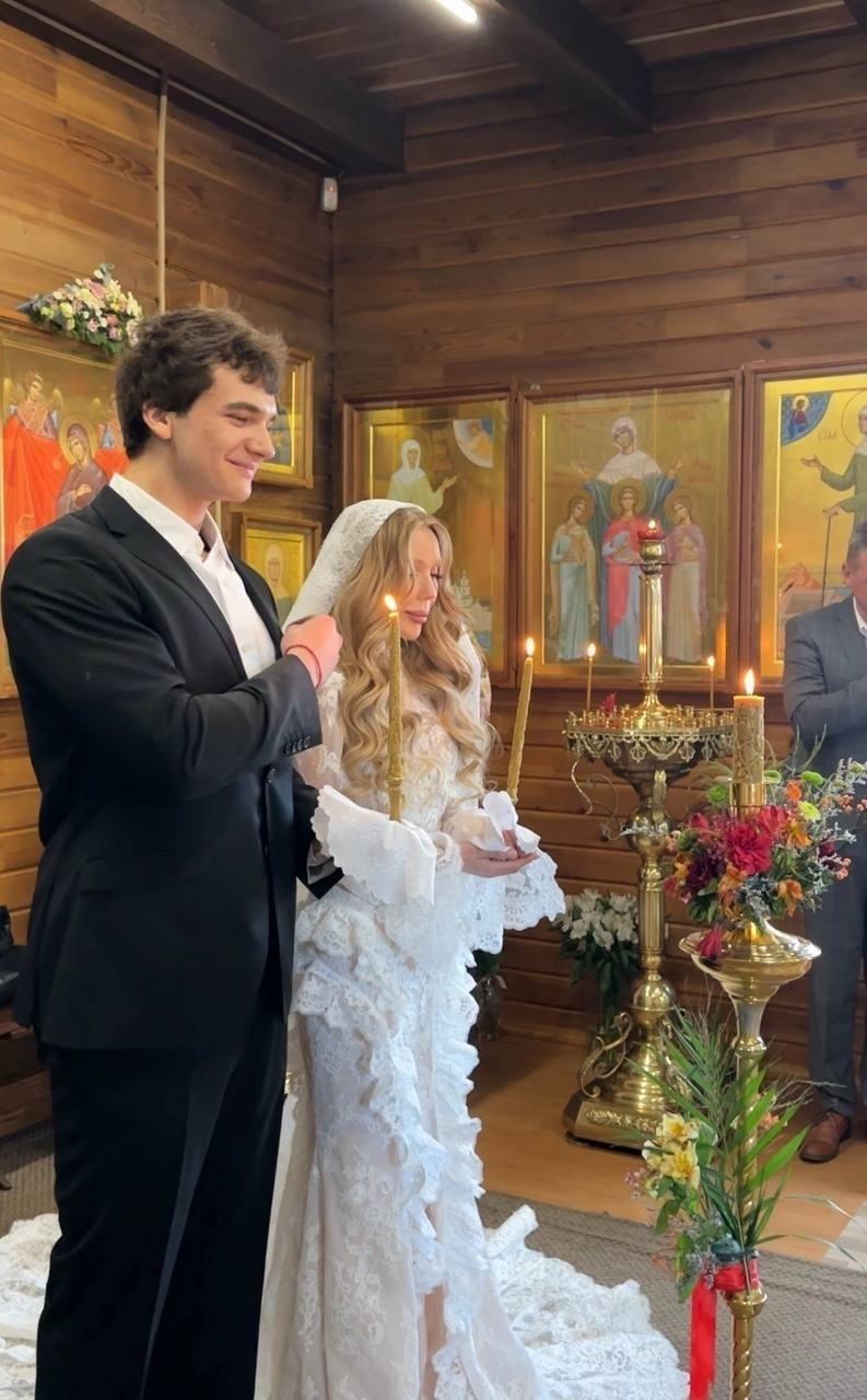 Сегодня Карина Кросс и её избранник Марк обменялись обетами на венчании ❤️