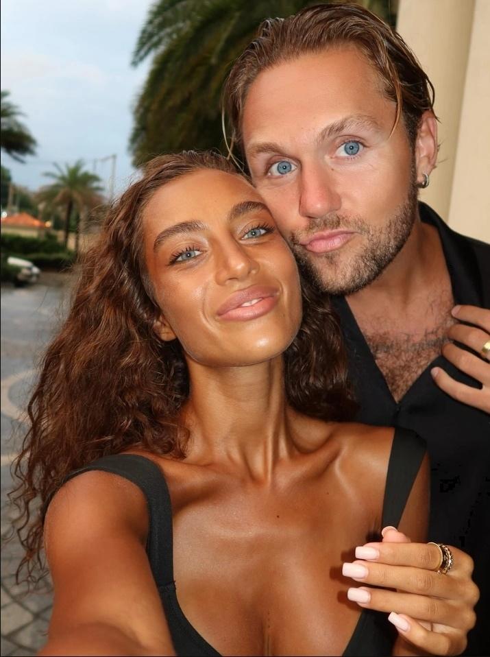 Жена Влада Соколовского жестко ответила подписчикам, подозревающим её в анорексии. Ангелина призвала прекратить «постановку диагнозов» по фото и заявила, что комфортный вес — это сугубо личное дело каждого.