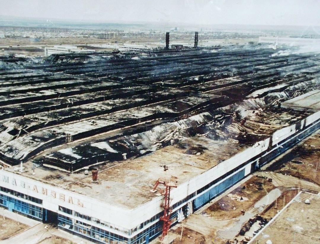 Вид на пепелище, что осталось от Завода двигателей КамАЗ в 1993 году, в России.