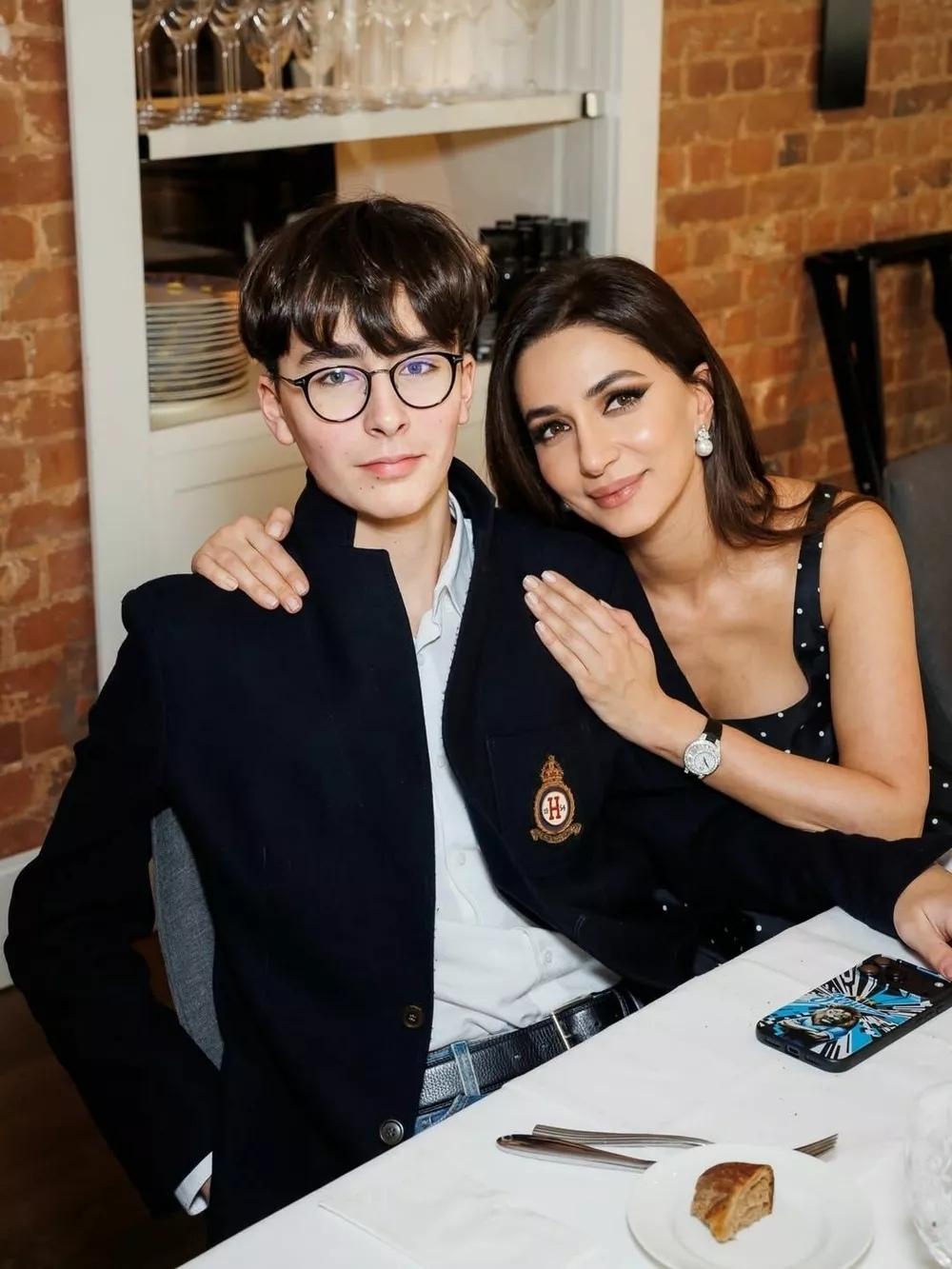 Зара поздравила своего сына с четырнадцатилетием.