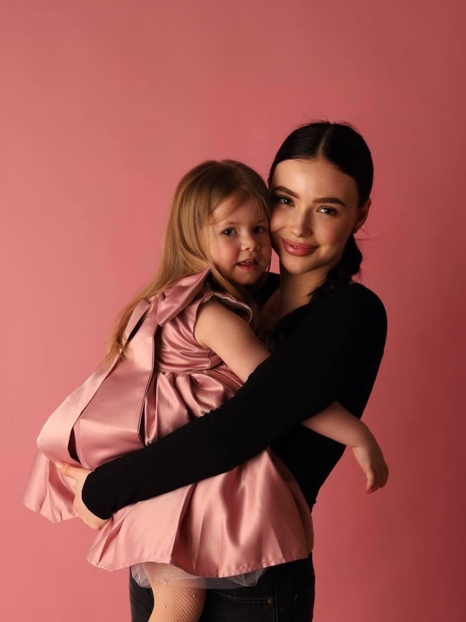 Мария Ильюхина из «Ворониных», которой 22 года, разместила снимок с семьей, сделанный на праздновании трехлетия своей маленькой дочери