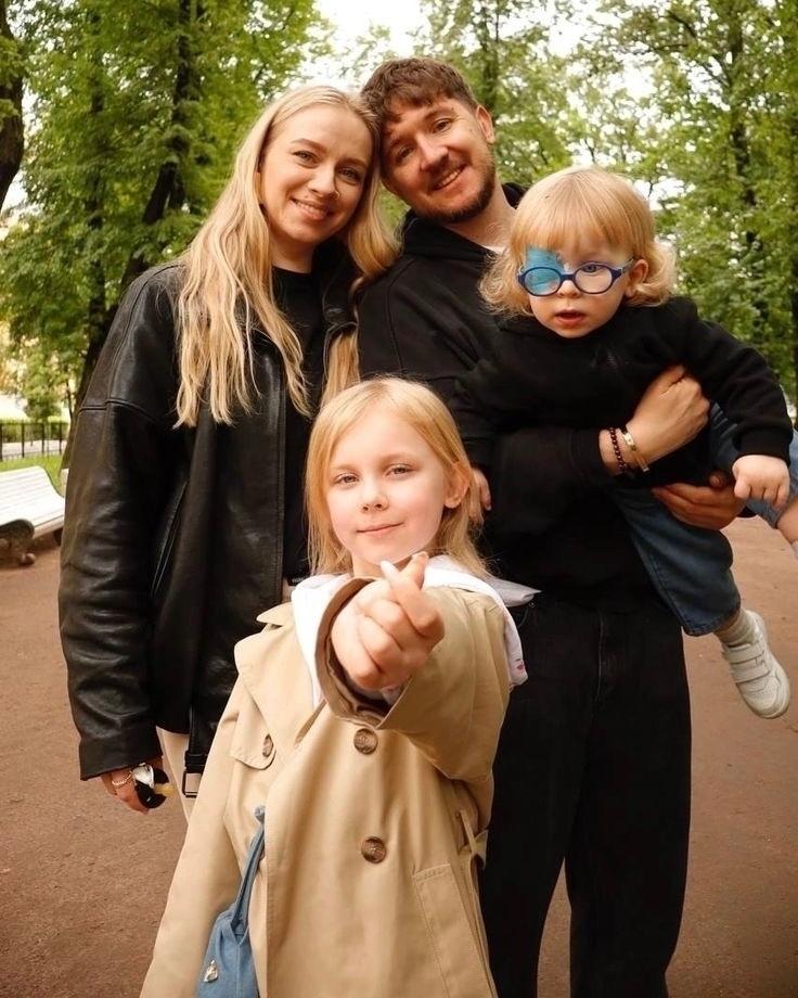 💙 «С Ваней мы намерены быть немного строже», — сказали Денис и Лена Кукояки, рассказывая о воспитании своих детей.