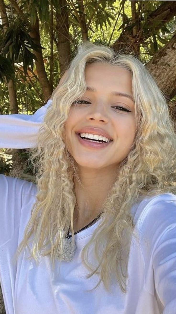 Юля Гаврилина дала согласие на исполнение вальса с одним из своих подписчиков на выпускном вечере.