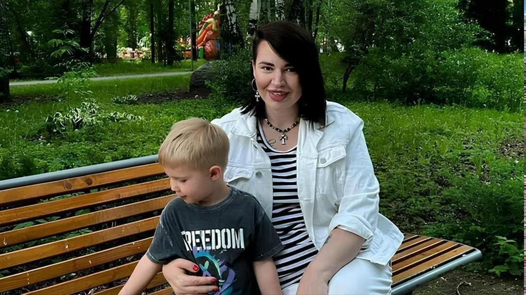 Органы опеки забрали ребёнка у экс-звезды «Дома-2» Саши Черно, пока она спала.