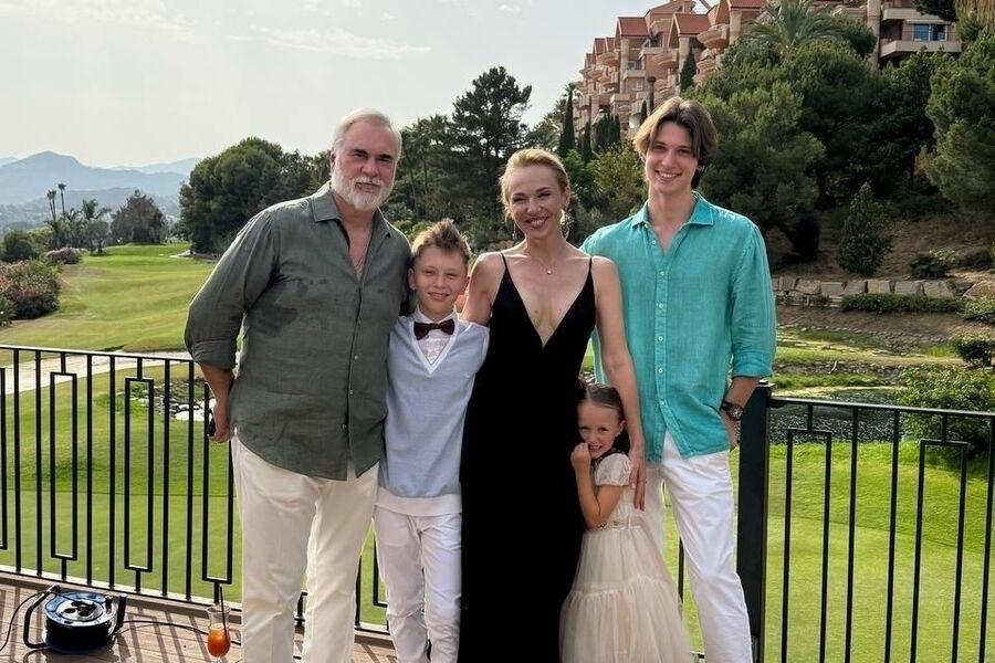 Семейная идиллия: Валерий Меладзе и Альбина Джанабаева впервые за долгое время показали своего старшего сына Константина