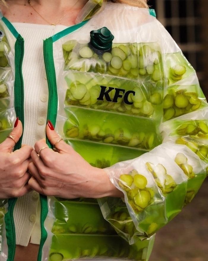 KFC представила необычную новинку — пуховик Pickle Puffer.