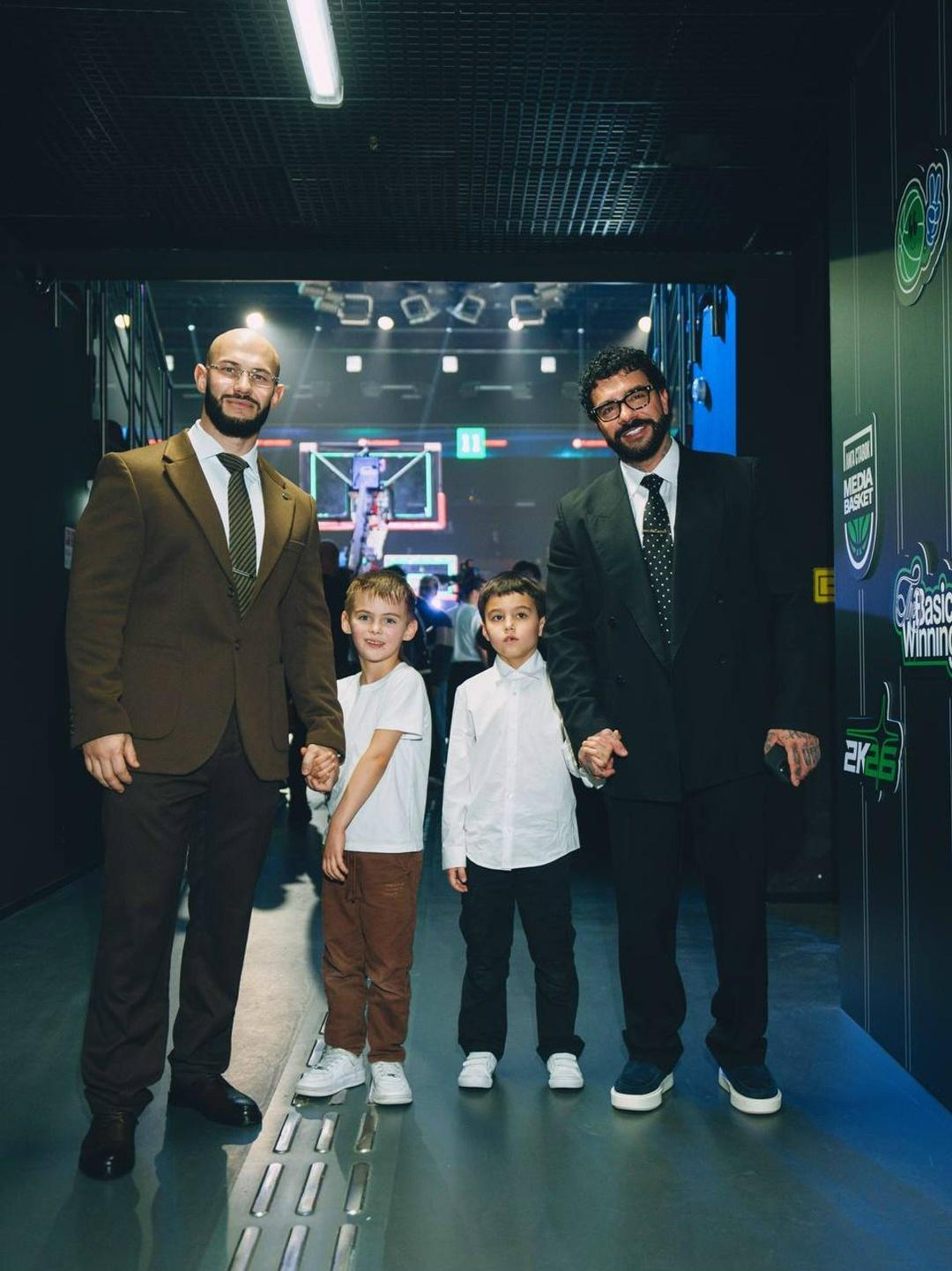 Джиган показал фото со своими младшими детьми.