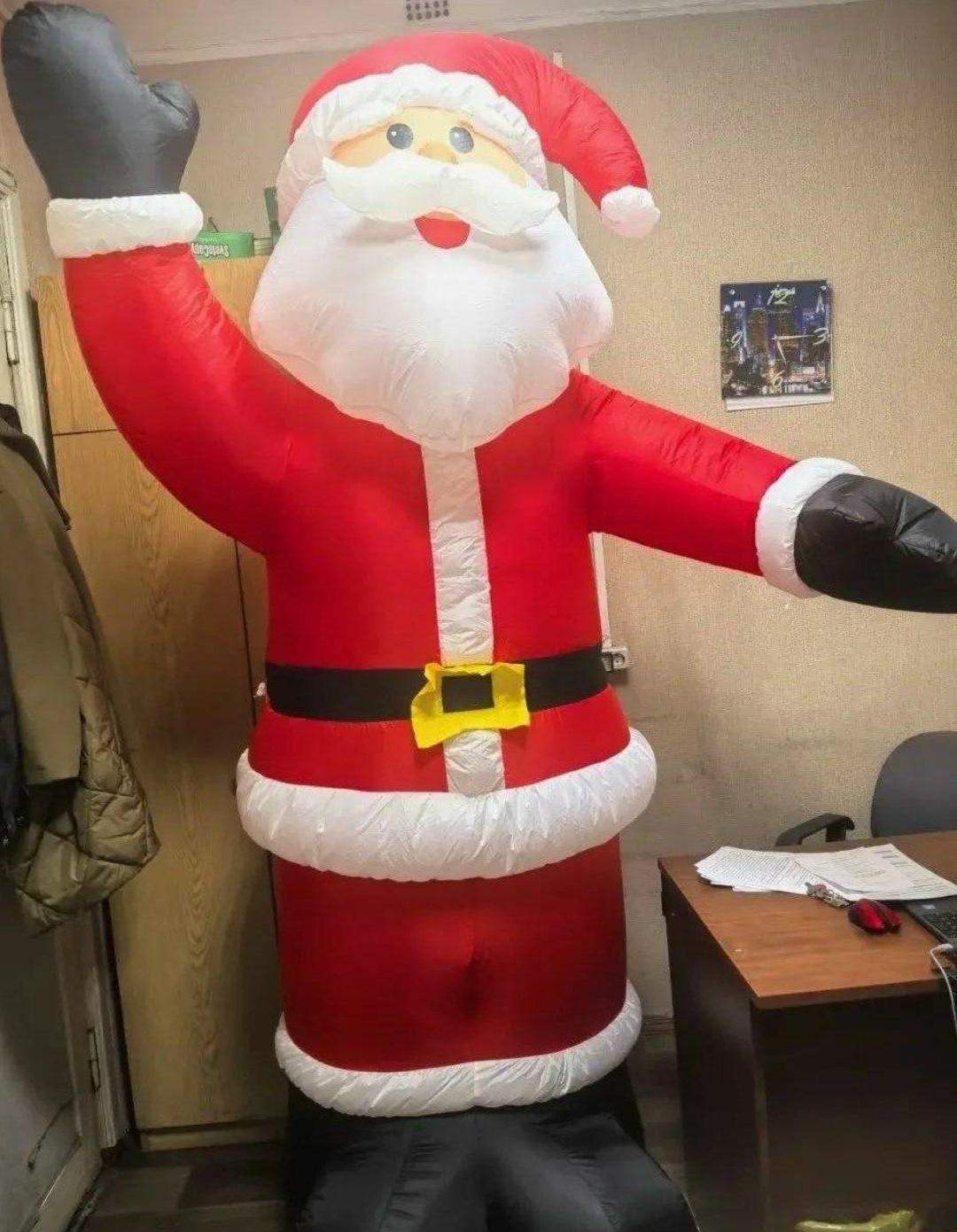 На Камчатке мужик унес надувного Деда Мороза из магазина, чтобы «приблизить Новый год».