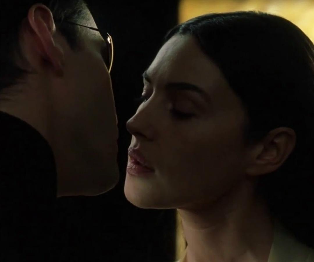 Моника Беллуччи и Киану Ривз целовались больше 50 раз во время съёмок «Матрица: Перезагрузка». По сюжету героиня Беллуччи просит Нео подарить «самый страстный поцелуй».