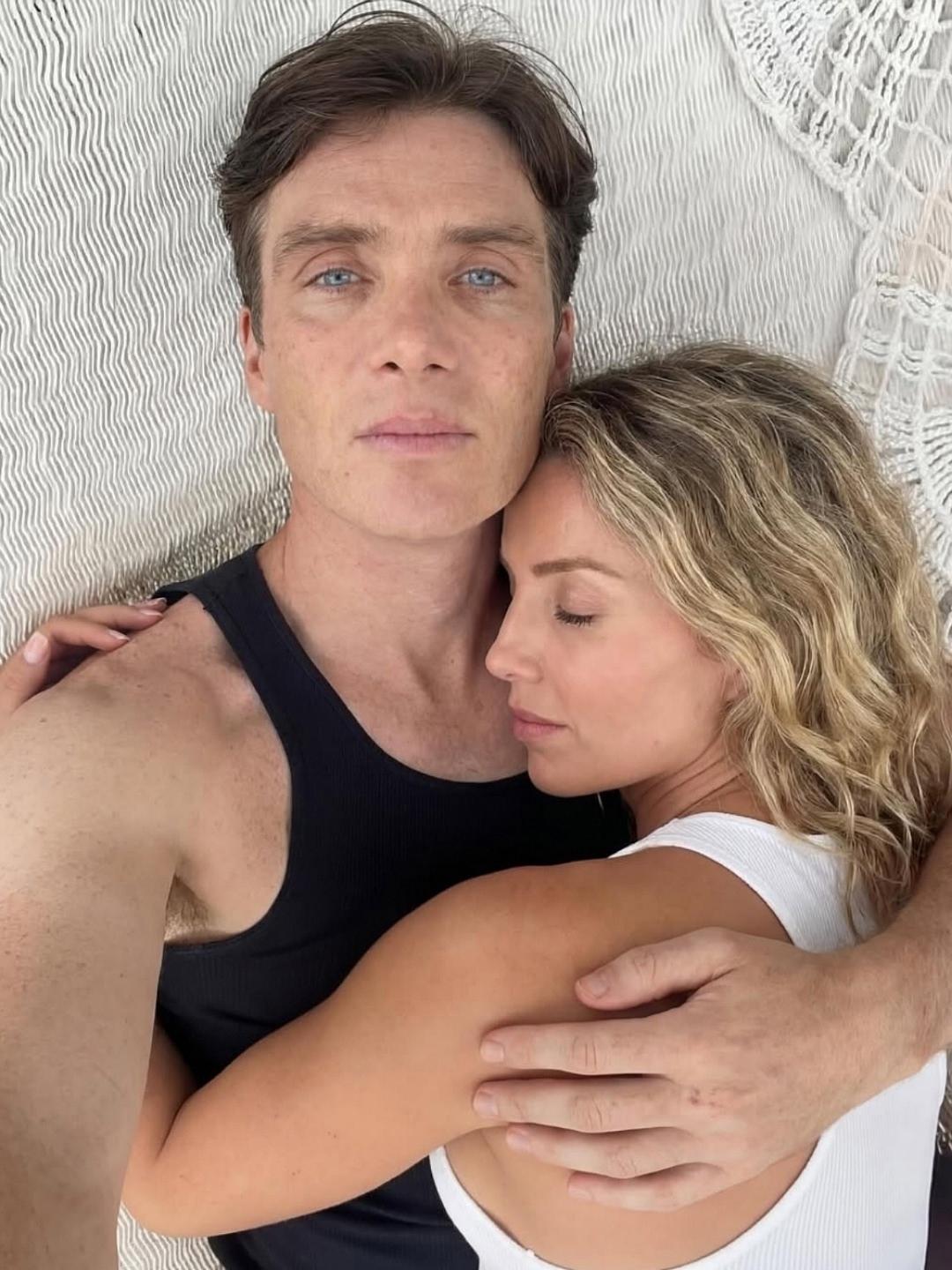 После длительного успеха сериала «Острые козырьки» в прессе появились слухи о романе между Аннабелль Уоллис и Киллианом Мерфи, однако актёр быстро опроверг эти домыслы: