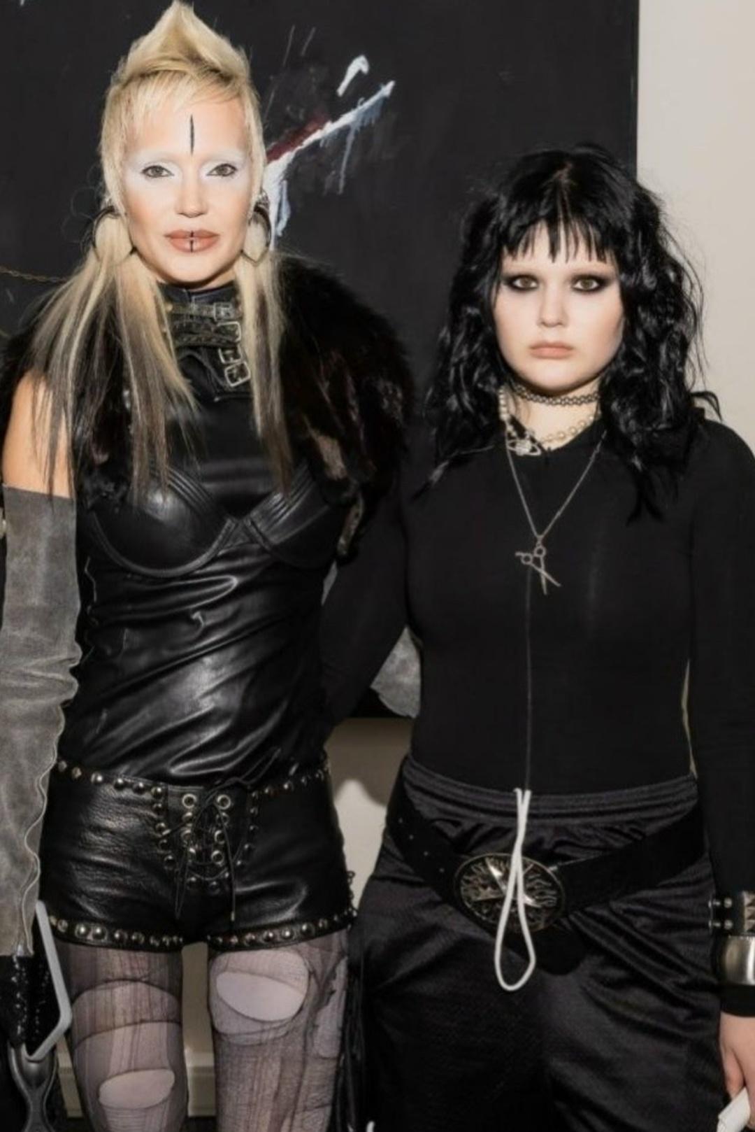 Вчера Глюкоза впервые вышла в свет с младшей дочкой Верой, и что удивительно – 14-летняя Вера уже решила пойти по стопам мамы и старшей сестры, выбрав стиль неформалки