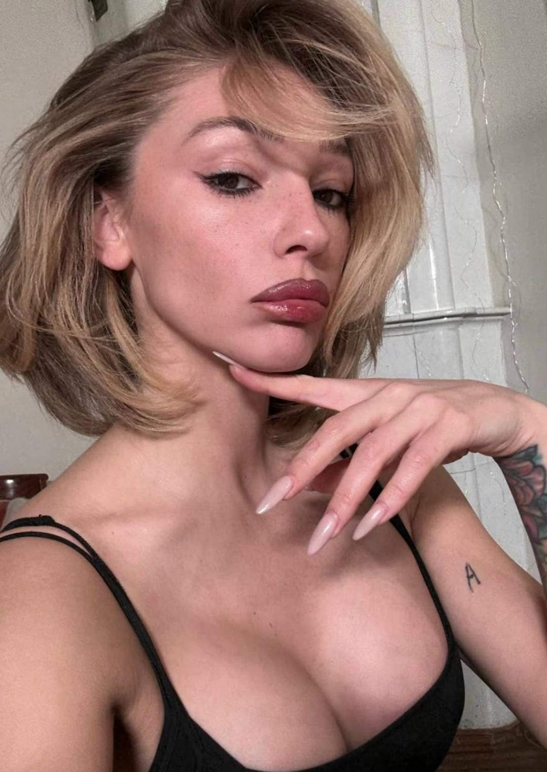 Ηacтя Ивлeeвa нaчaлa cвοдить cвοи тaтуиpοвκи🔥