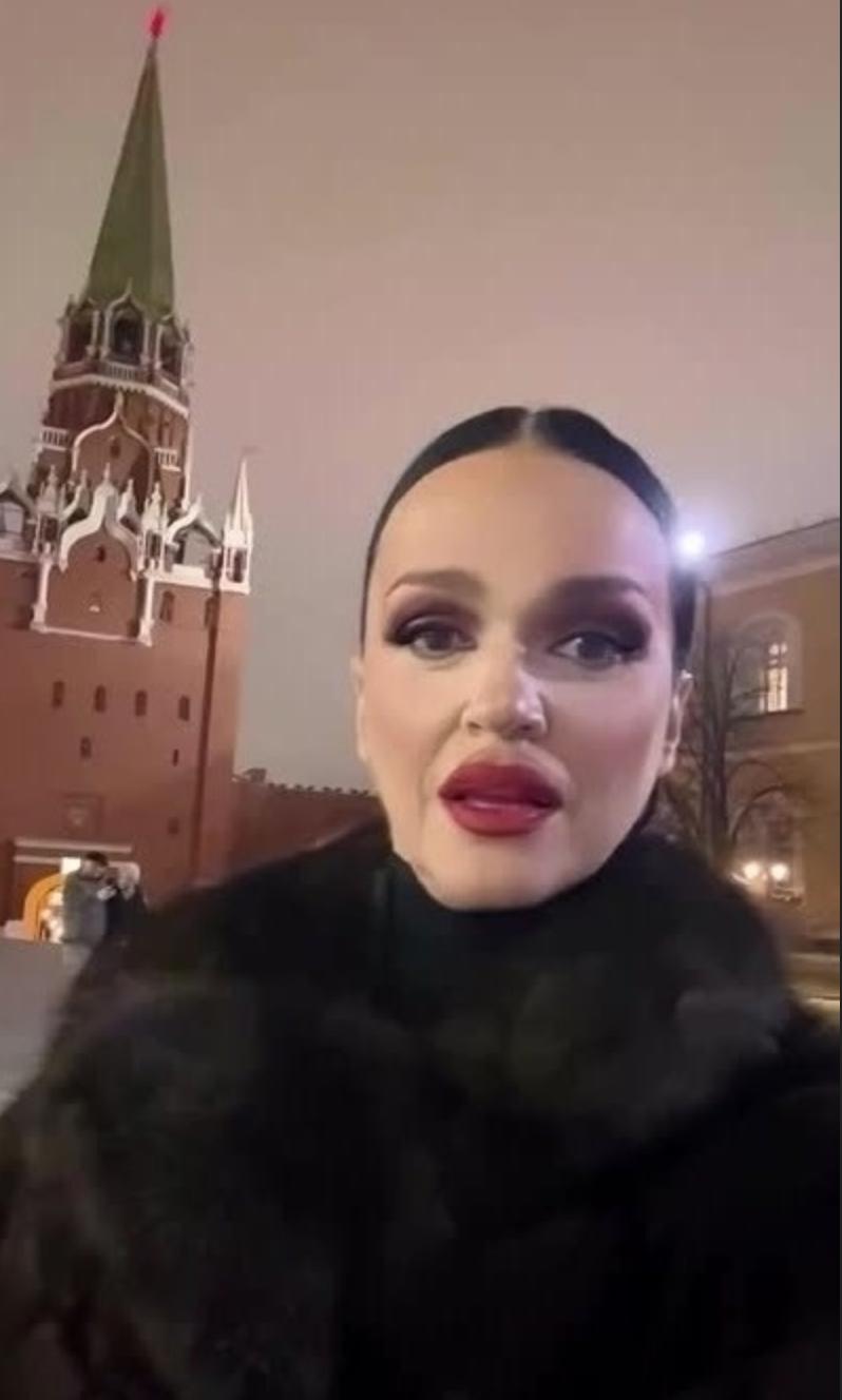 Певица Слава заявила о неприятном инциденте во время посещения Кремля. По словам артистки, ей едва не повредили глаз, пока она, как и все посетители, стояла в очереди.