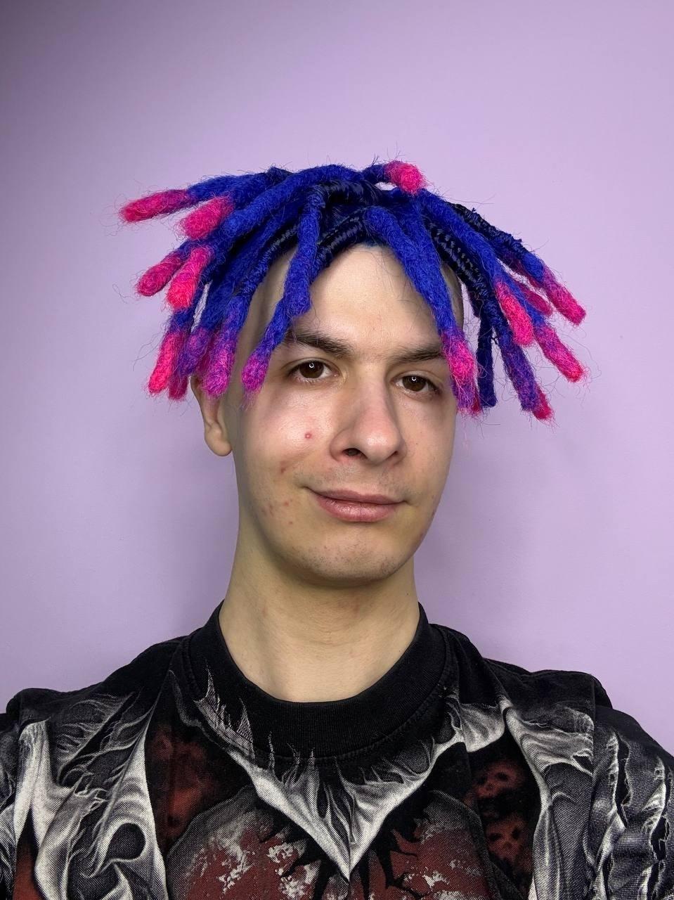 Иван Золо окрасил волосы в сине-розовый цвет и заплёл дреды😶‍️