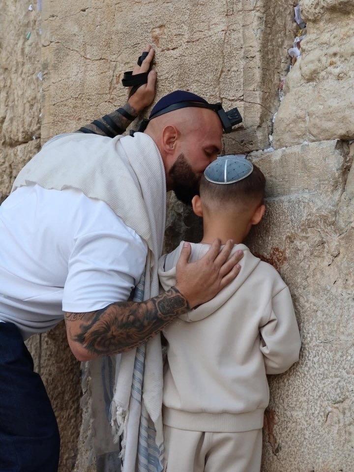 В последнее время в СМИ появилась информация о том, что Джиган увез младшего ребенка от Оксаны Самойловой в Израиль😅