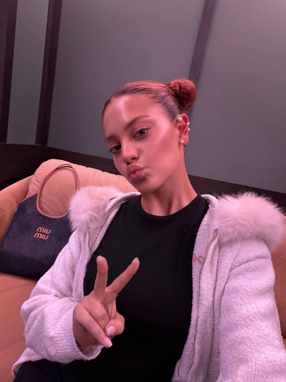 Дилара дала понять о грядущих песнях, опубликовав фотографии из звукозаписывающей студии.