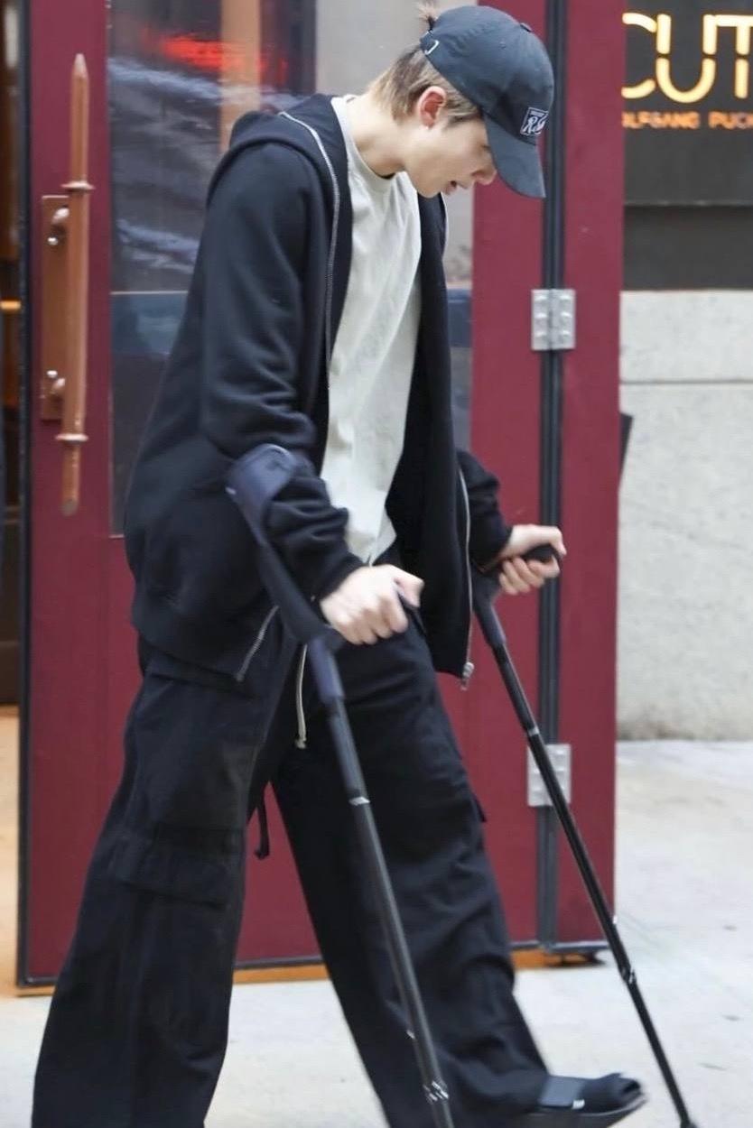 Лидер BTS RM получил травму лодыжки и теперь вынужден ходить на костылях, но всё равно продолжает по графику группу за границей.