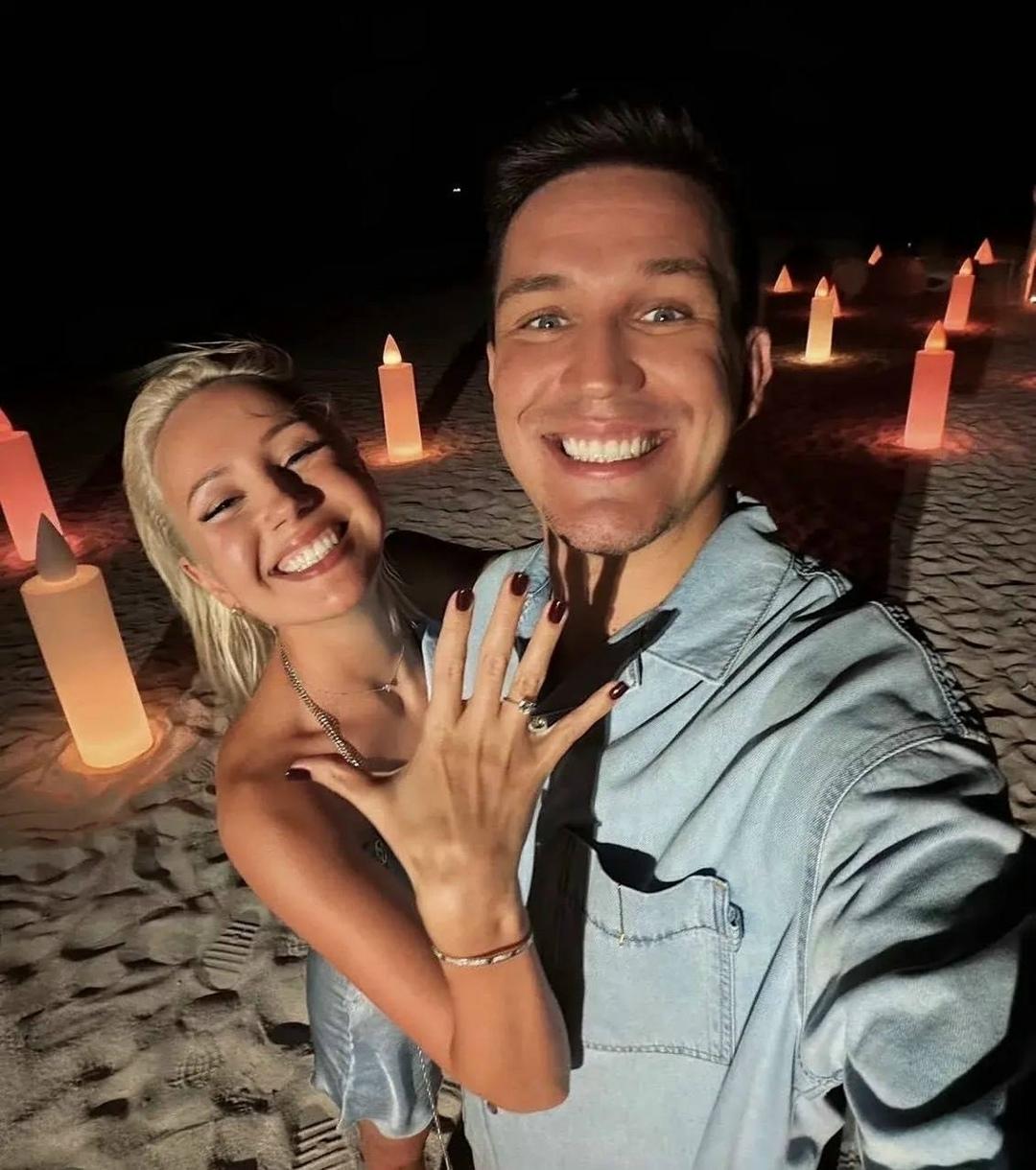 Клава Кока не долго оставалась в печали😅 Дима Масленников решился сделать ей предложение ❤️ Вчера они только официально объявили о своих отношениях, а уже сегодня последовал серьёзный шаг с кольцом